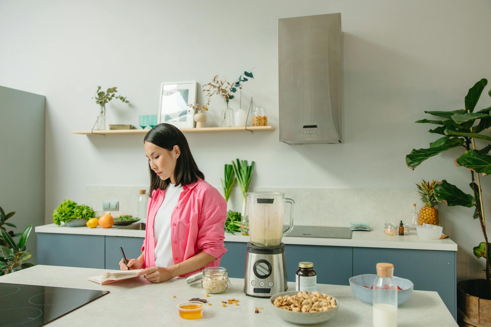 How to Build a Nutrient-Rich Meal Plan for Summer with 5 Seasonal Superfoods