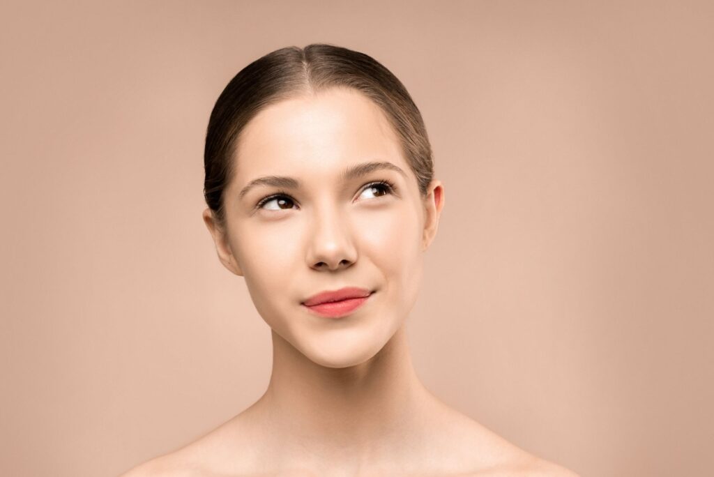 Summer beauty tips to achieve a flawless look, inspired by the style of Hailey Bieber related image