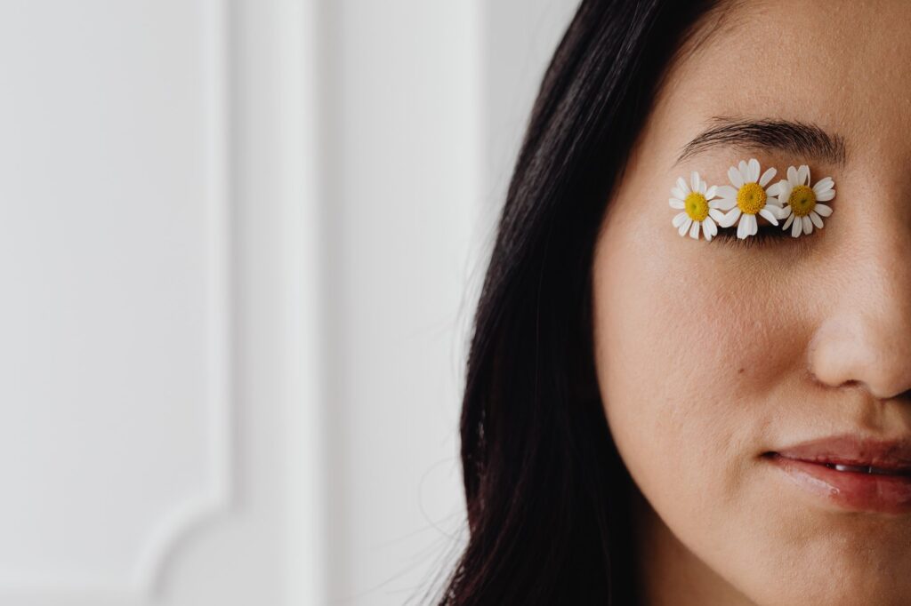 8 natural beauty hacks inspired by Eleanor L. Ross for a fresh summer look related image
