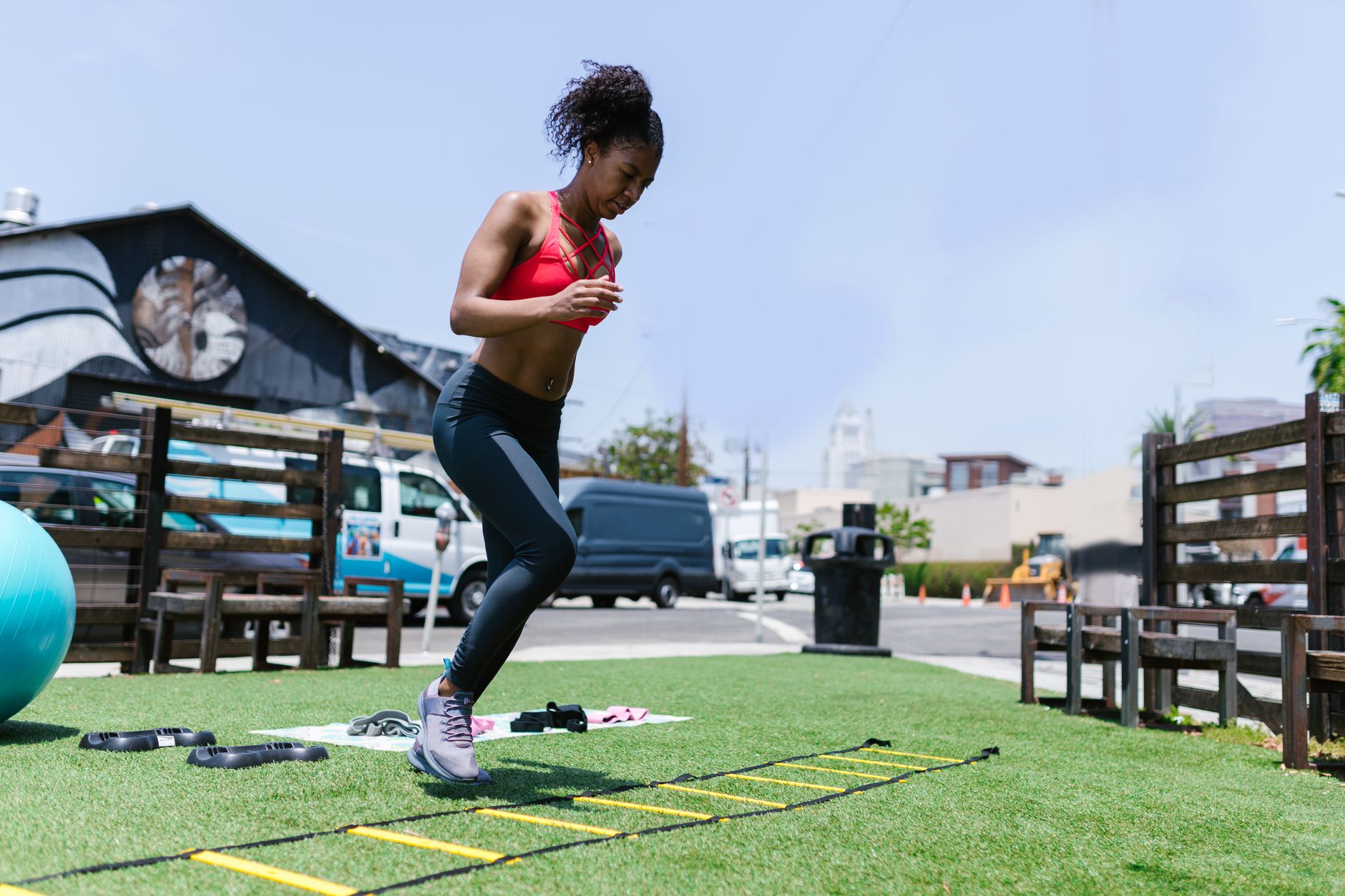 How to stay fit this summer with quick workouts inspired by Jennifer Aniston featured image