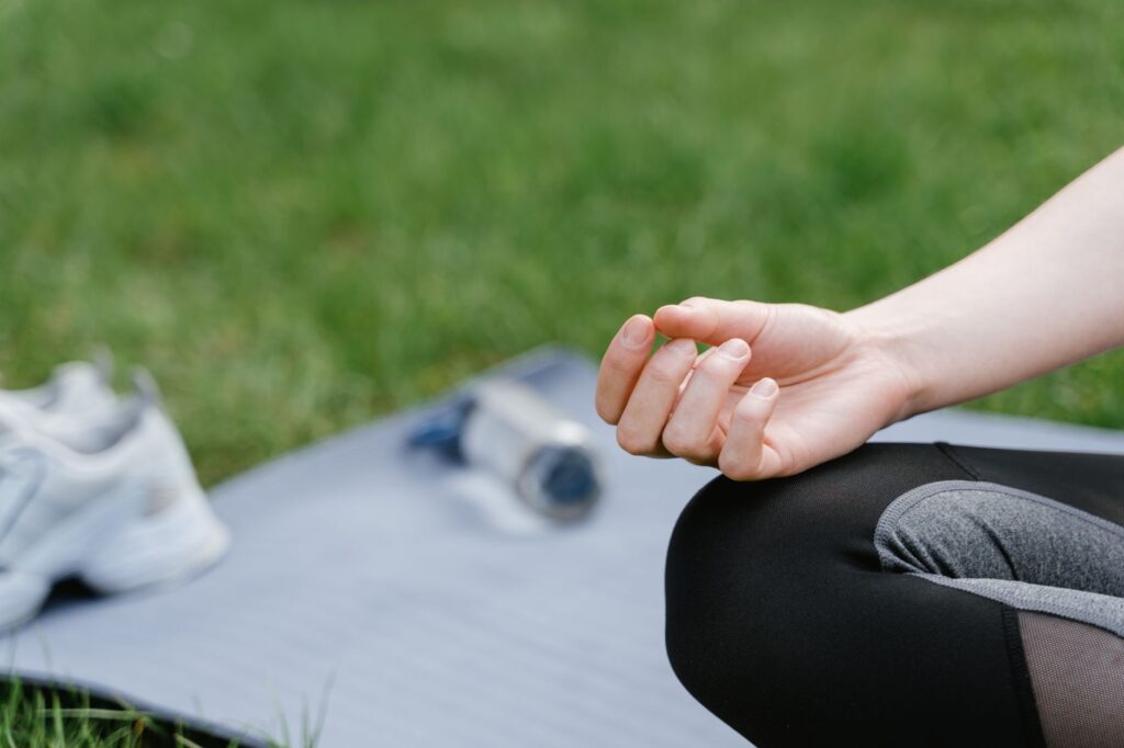 How to create a 10-minute mindfulness routine inspired by the tranquility of Hailey Bieber related image