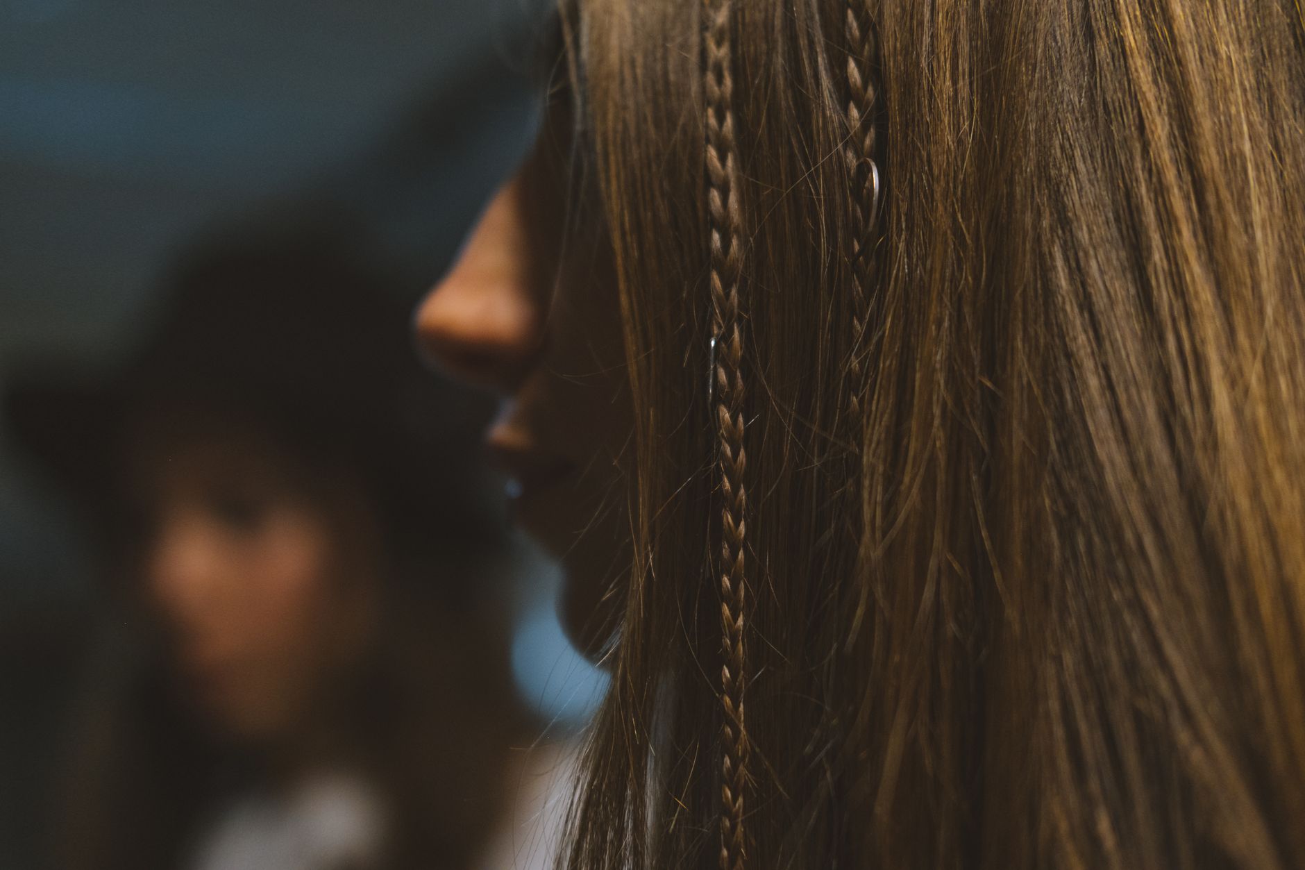Why people are curious about the new ‘strands hint’ hair trend seen on red carpets featured image